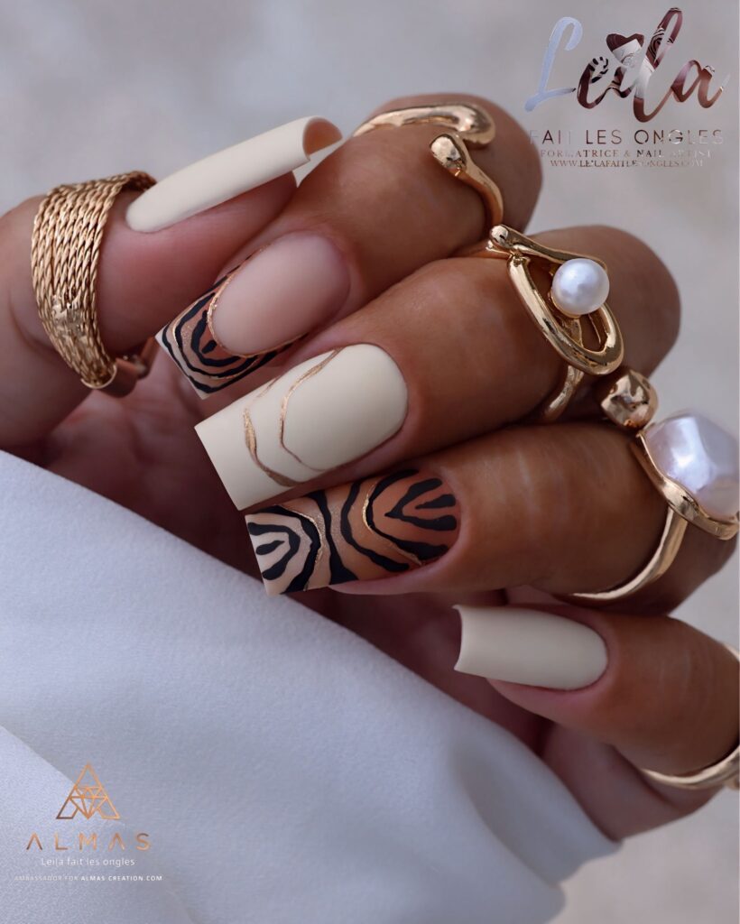 Nail art beige mat, motifs zébrés et fils dorés - formation prothésiste ongulaire en présentiel Leila Fait Les Ongles