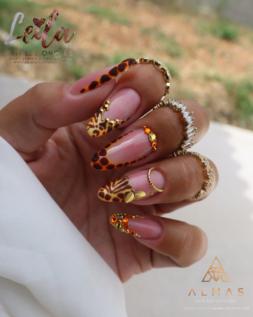 Nail art french girafe orangée, strass et perles dorées - formation prothésiste ongulaire en présentiel Leila Fait Les Ongles