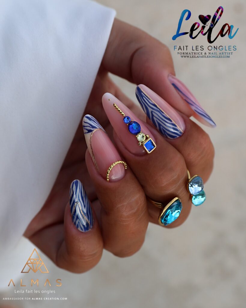 Nail art zèbre bleu, strass et bijoux dorés - formation prothésiste ongulaire en présentiel Leila Fait Les Ongles
